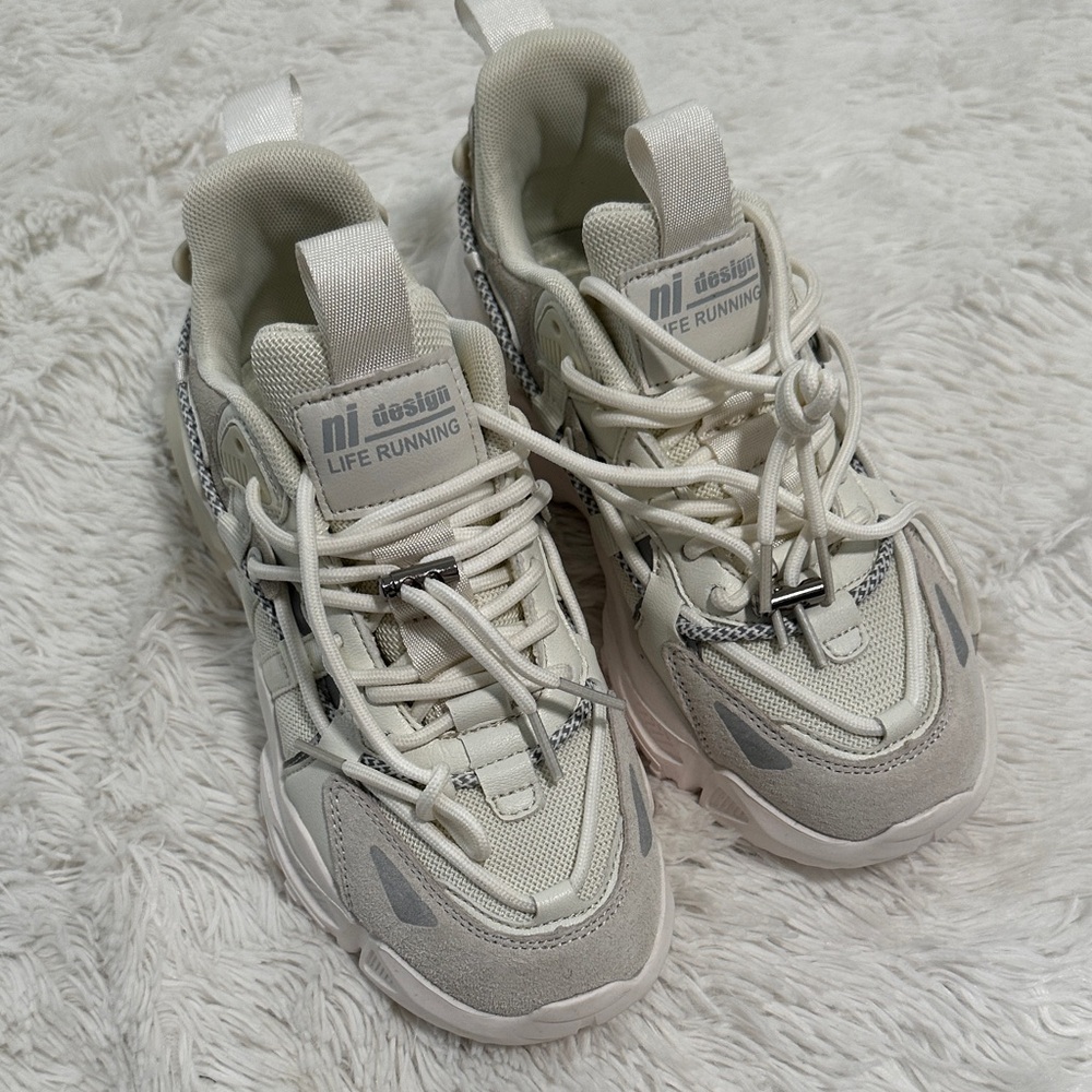 😊 NWOT Ni Design Running Shoe